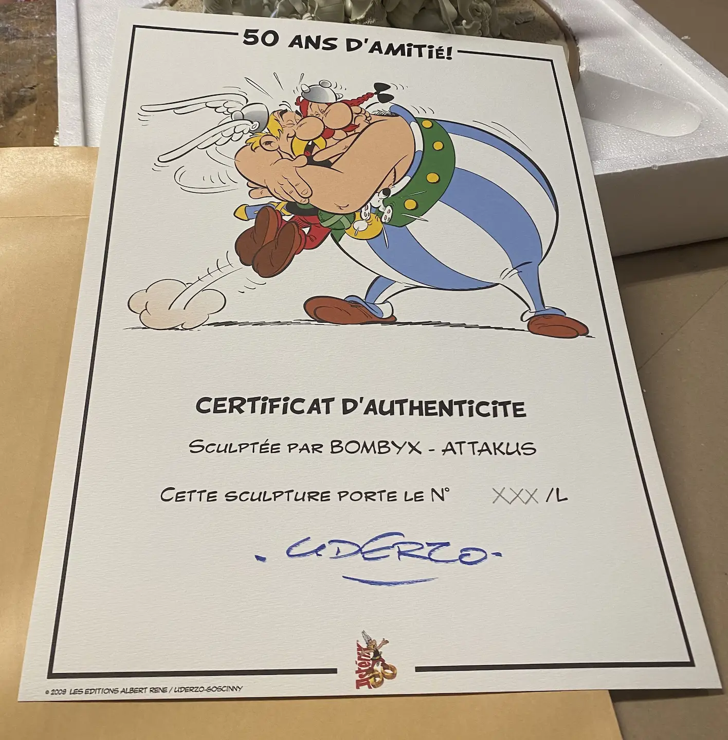 Attakus Prestige Bagarre Astérix 50 ans biscuit signé Uderzo